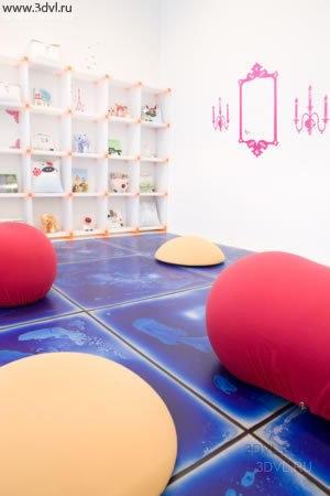 liquid floor tile Innovation material produce 3DVL Comp. Во время ремонта ко всем многочисленным проблемам и задачам добавляется ещё одна – выбор цвета Вашего будущего интерьера. Зачастую такой выбор превращается в настоящую головоломку. Помимо собственных цветовых предпочтений необходимо учесть, какие цвета лучше сочетаются друг с другом, и при этом делают интерьер модным и красивым. Выбор цвета становится особенно актуальным в свете доказанного факта, свидетельствующего о том, что цветовая гамма интерьера, в котором мы живем, напрямую влияет на наше здоровье, эмоциональное состояние и настроение.
Казалось бы, нет особой проблемы в том, какой цвет выбрать, особенно когда ваш выбор падает на живую плитку с меняющимся рисунком. Тем более, что в наше время в магазинах есть краски и материалы практически любых цветов, которые мы даже не можем себе представить. С полок магазинов на нас смотрят разнокалиберные банки с красками, манят портьерные ткани всевозможных расцветок, удивляют яркие и красочные элементы интерьера, и даже мебель готова достойно ответить на все наши цветовые запросы. Но если бездумно собрать такое «буйство красок» в одном помещение, это будет выглядеть, как минимум, безвкусно, не говоря уже о том, что в таком пёстром помещении невозможно будет долго находится. А ведь каждому у себя в квартире хочется ощущать комфорт, уют и спокойствие. Так выбирайте Живую плитку, дающую спокойствие и душевное равновесие #комната
#квартира #уют #дизайн #design